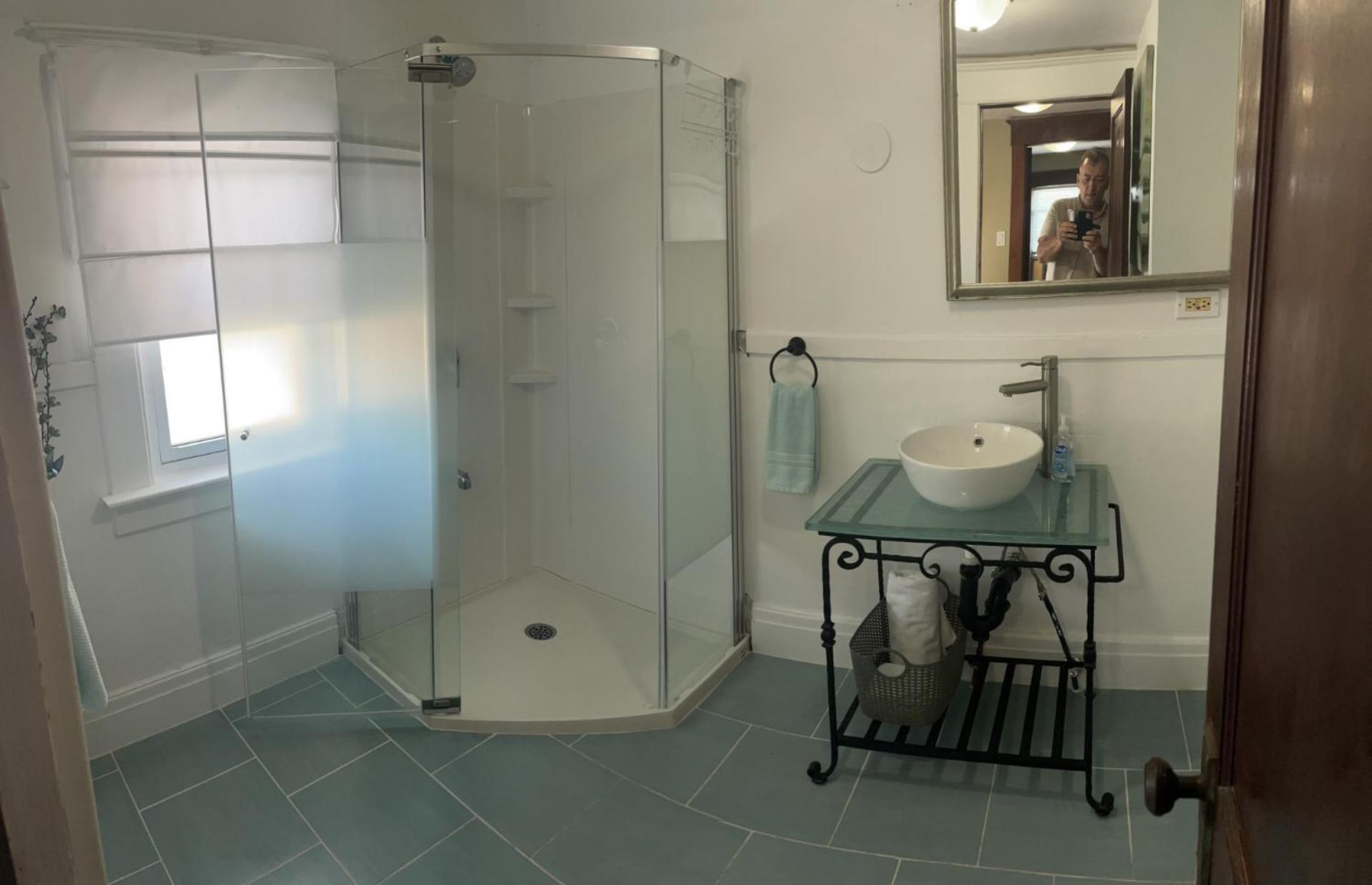 Exceptionally Close To The Falls Amazing Location & Complimentary Breakfast Delivered Daily To The *
